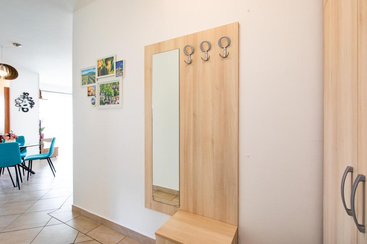Apartman Jelena Vrbnik Buitenkant foto